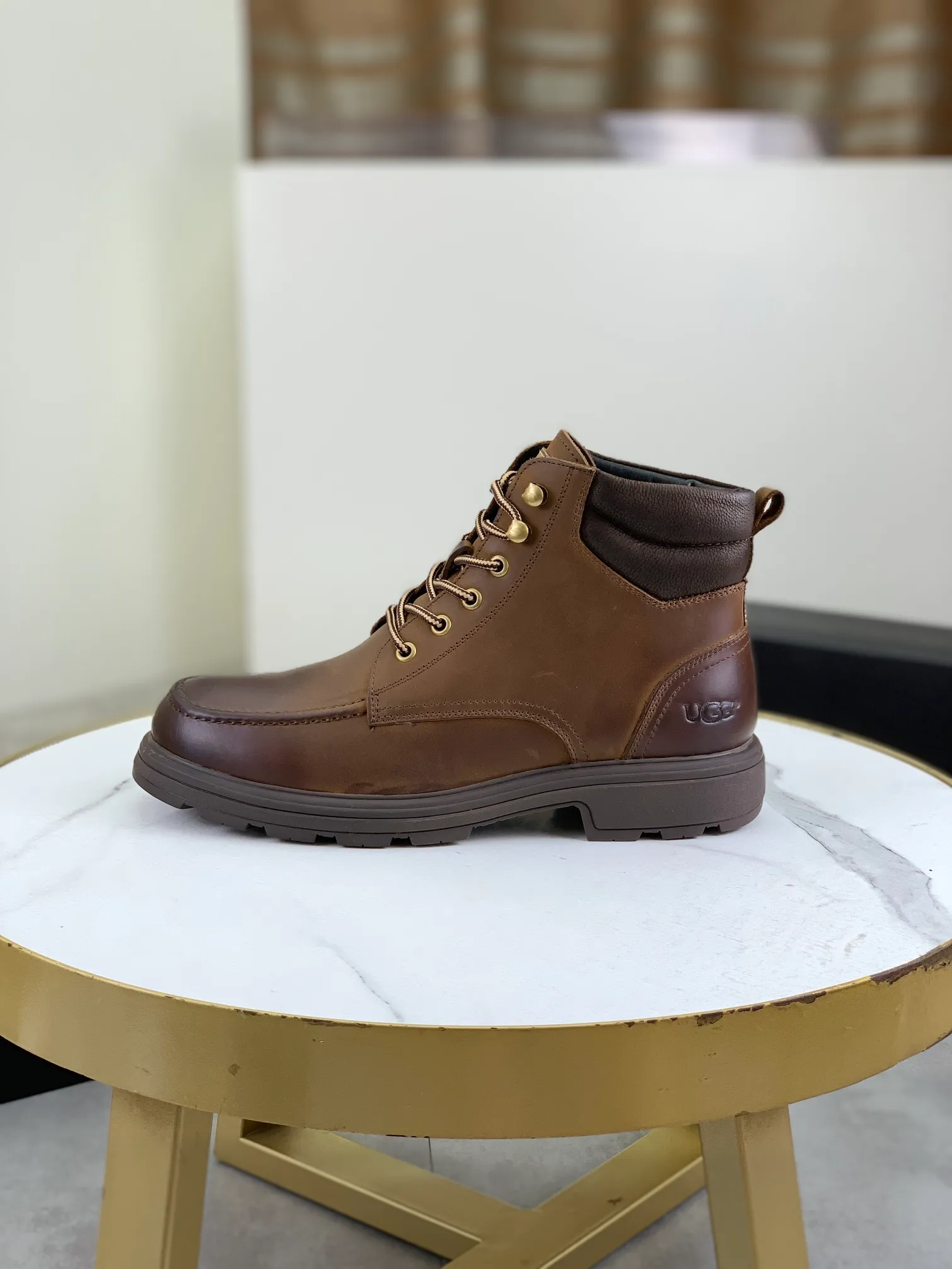 Factory price P640 💶[UGG] (full wool lining) Top-end high-quality fur integrated warm snow boots from Australia's warm luxury men's shoes brand, UGG-5877 official website synchronized, made of imported cowhide, carefully sewn...Imported rubber outsole (comfortable, soft, wear-resistant) The quality is really great...Exquisite workmanship, you can't put it down at first sight, code number: 39-44 Color: 3️⃣colors available
